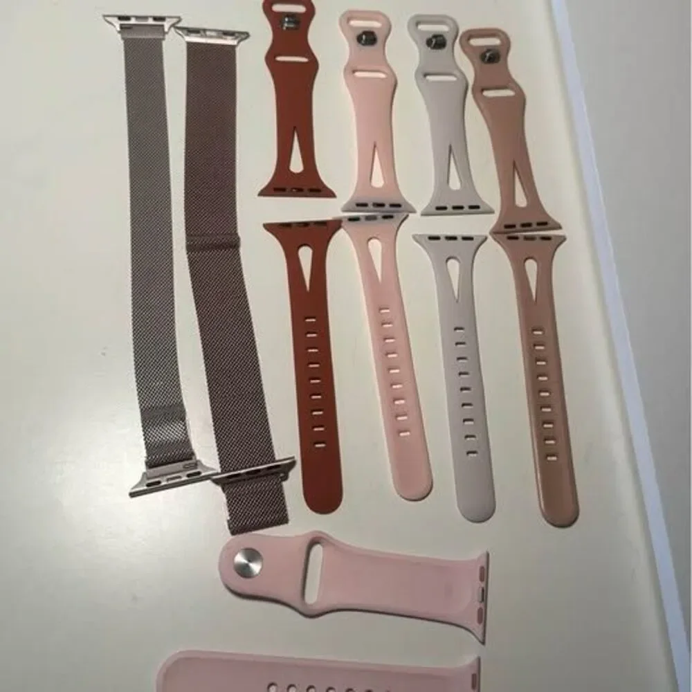 Apple Watch Series 7 (GPS) + free charger and 2 free watch bands
